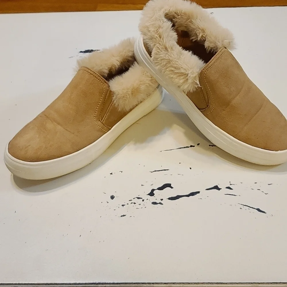 La Sheela Women's Slip-on Shoes Tan Faux Suede W/Cream Faux Fur Size 8 1/2‎ EUC